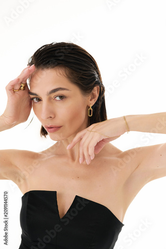 Foto Chic woman showcases modern fashion with elegance and poise in stylish attire