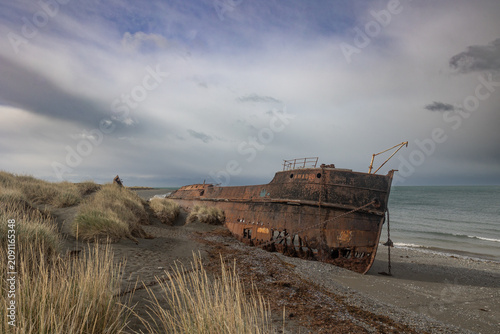 Canvas Print shipwreck at patagonian coast