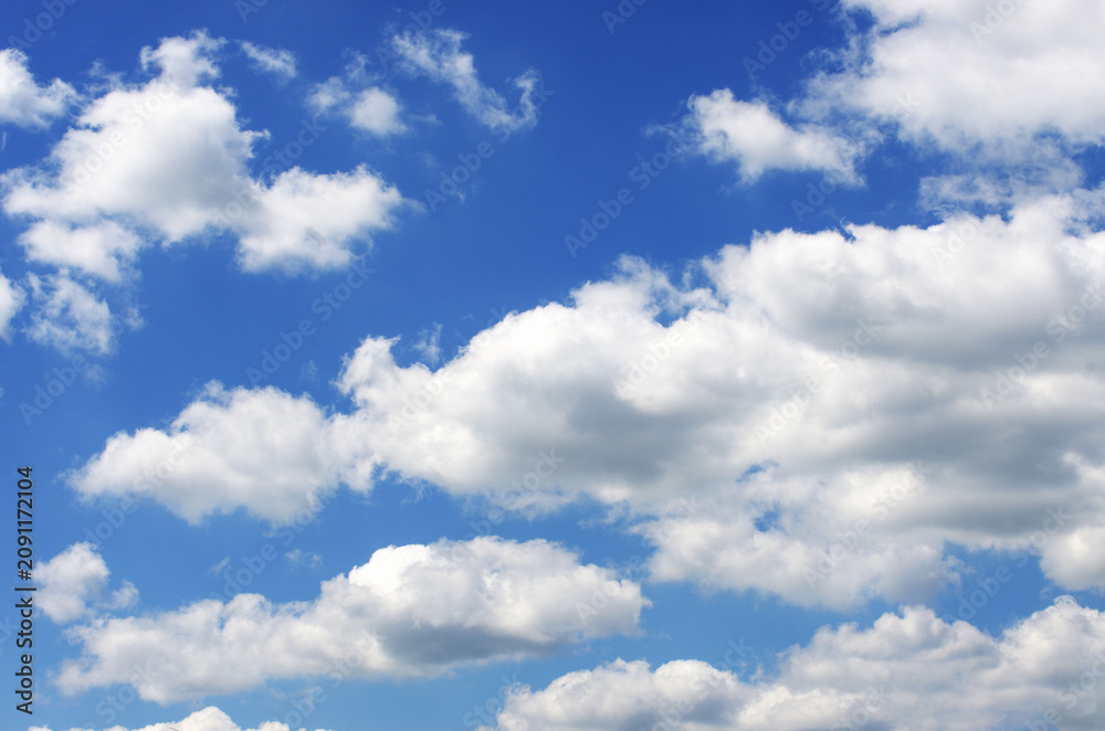 Obraz premium White clouds in blue sky