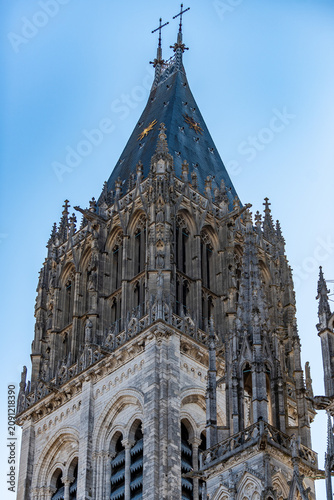 Canvastavla Low-angle close-up of the ornate Gothic tower of Rouen Cathedral, showing intric