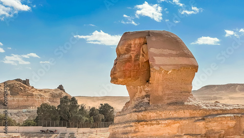 Fotografía The Great Sphinx guards the pyramids of the pharaohs at Giza.