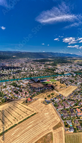 Luftaufnahme von Biel/Bienne mit der Aare und dem Juragebirge an einem sonnigen Sommertag, Juli 2026, Schweiz