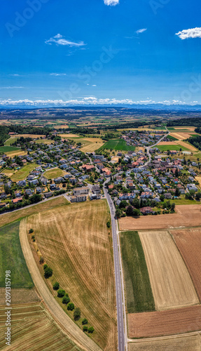 Luftaufnahme von Biel/Bienne mit der Aare und dem Juragebirge an einem sonnigen Sommertag, Juli 2026, Schweiz