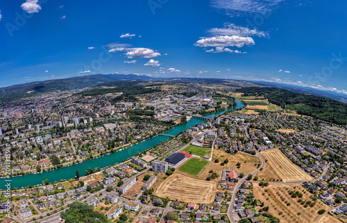 Luftaufnahme von Biel/Bienne mit der Aare und dem Juragebirge an einem sonnigen Sommertag, Juli 2026, Schweiz