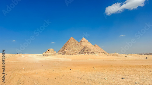 Fotografie The majesty of the Egyptian pyramids, Cairo, Giza