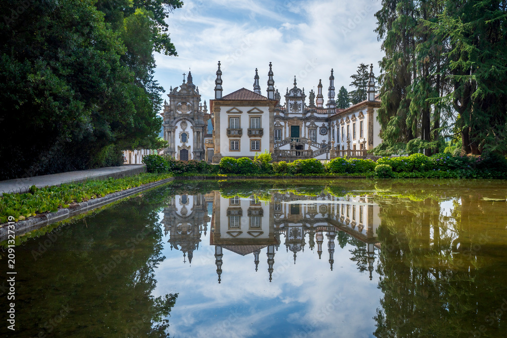 Obraz premium Mateus Palace, a Baroque-style building with gardens in Vila Real, Portugal, on a sunny day.