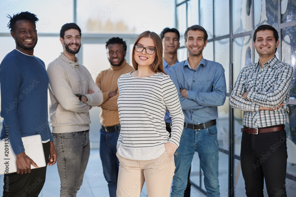 Obraz premium Business people in elegant casual clothes are standing in the office