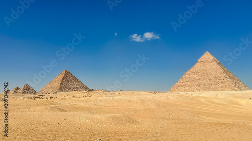 Obraz na płótnie The majesty of the Egyptian pyramids, Cairo, Giza