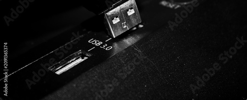 Foto Connecting a USB flash drive to a PC port
