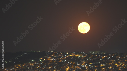 Canvastavla Moon Rising Over City Skyline