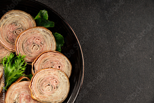 Foto Andouille de Guemene sausage, French cuisine sliced smoked sausages casings meat