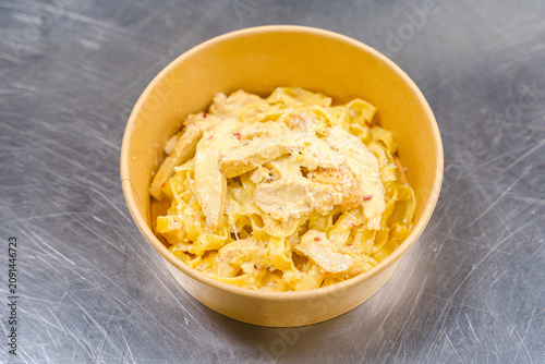 Quadro su tela bowl of pasta, chicken alfredo