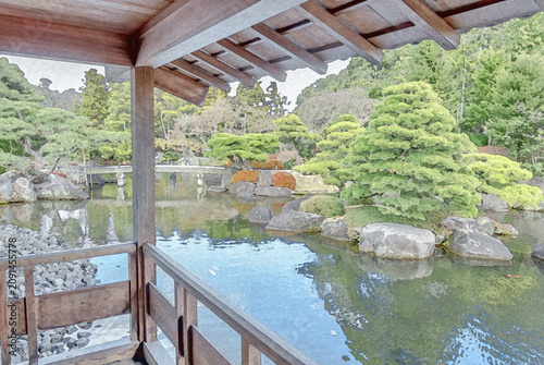 Obraz na plátně 姫路城西御屋敷跡庭園「好古園」の「潮音斎」から望む、美しい松と大池が調和した「御屋敷の庭」の風景/Scenic View of the Large Pond a