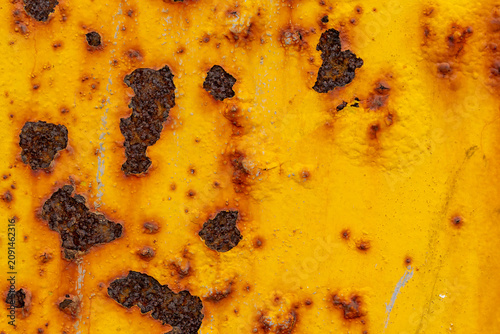 Fotografía Rust on yellow painted iron caused by moisture. Texture