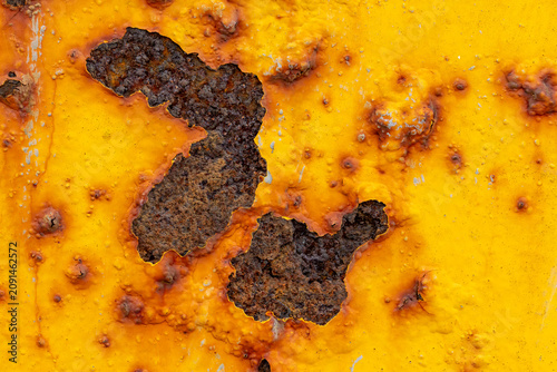 Cuadro en lienzo Rust on yellow painted iron caused by moisture. Texture