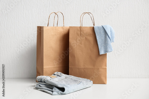 Paper shopping bags with st...
