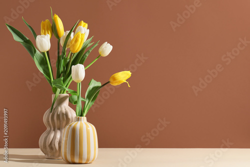 Vases with beautiful tulip ...
