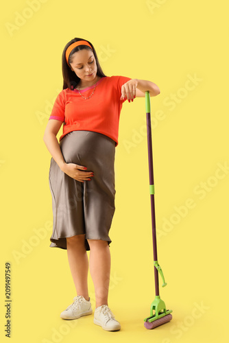 Young pregnant woman with f...