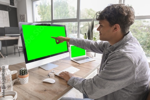 Young man pointing at a gre...