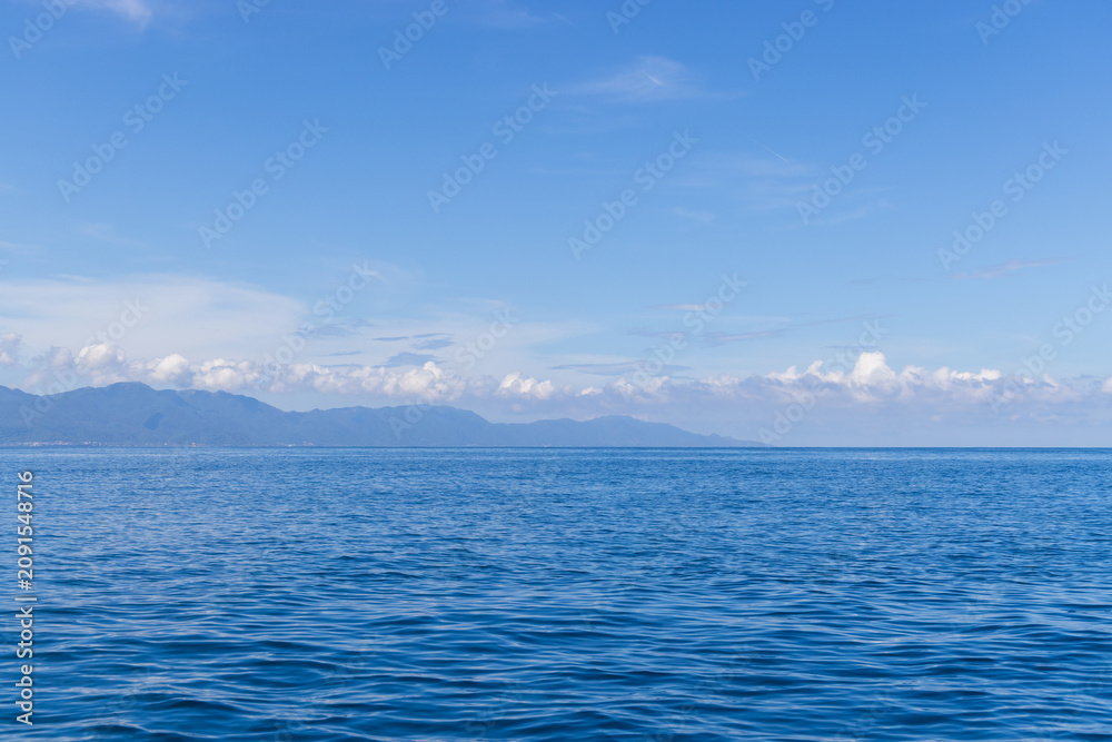 Fototapeta premium Deep blue sea with summer sky