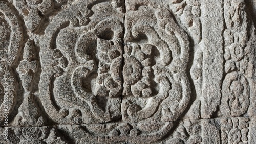 Φωτογραφία Close up of ancient stone bas-relief carving featuring traditional floral orname