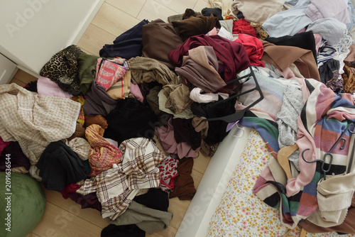Canvastavla Colorful clothes strewn on the bedroom floor