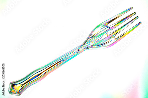 Fotografía Plastic fork and spoon photographed with polarized light creating colourful stre