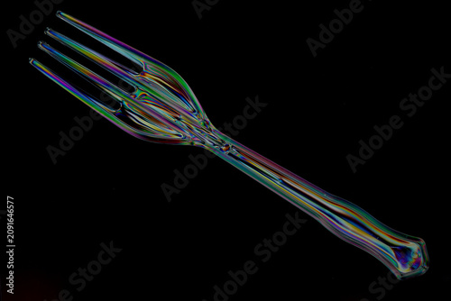 Foto Plastic fork and spoon photographed with polarized light creating colourful stre