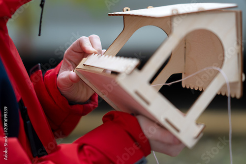 Quadro em tela Children care for birds during the cold season