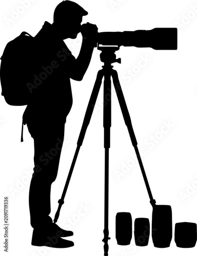 Foto Silhouette of a professional photographer using a camera with a large telephoto