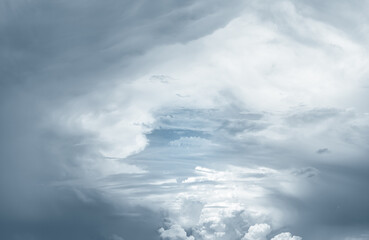 Fotobehang Meisjeskamer Stralende hemel met witte wolken en godslicht  © Fahroni