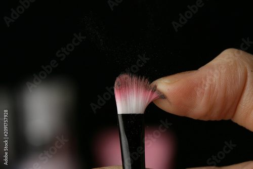 Canvastavla Cosmetic brush with white cosmetic powder spreading