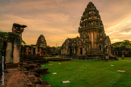 Foto Landscape of Phimai Historical Park with sunset sky