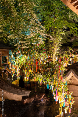 京都・貴船神社の七夕飾りとライトアップ。京都・貴船神社の七夕飾りとライトアップ。色とりどりの短冊が境内を彩る、日本の伝統的な七夕行事の風景。