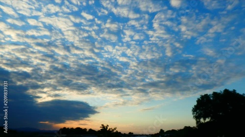 美しい夕暮れの雲の流れと自然の光景