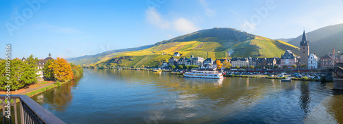 Tableau sur toile view from bridge to Moselle river with ship, tourist resort Bernkastel and viney