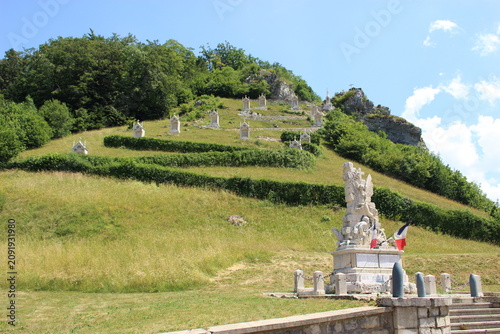 Sombacour (Val d'Usiers)  : monument aux morts et chemin de croix