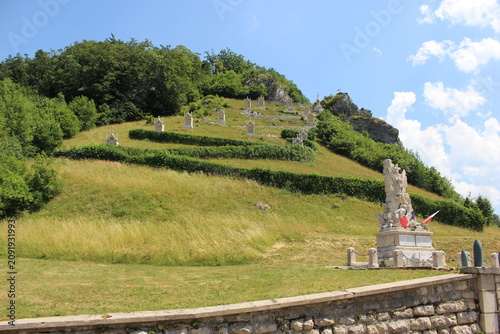Sombacour (Val d'Usiers)  : monument aux morts et oratoires du mont Calvaire en arrière-plan