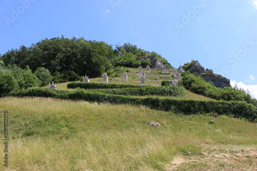 Sombacour (Val d'Usiers)  : chemin de croix sur la colline du mont Calvaire