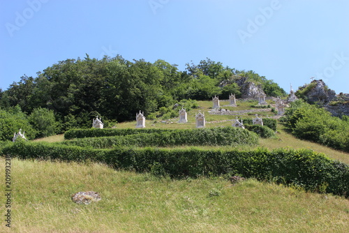Sombacour (Val d'Usiers)  : les treize oratoires du mont Calvaire