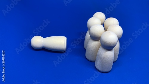 Cuadro en lienzo Wooden peg figure lying apart from a standing group, representing exclusion, set