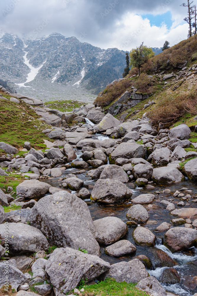 Obraz premium Rocky stream flowing through Kareri Lake mountains in Dharamshala Himachal Pradesh scenic landscape