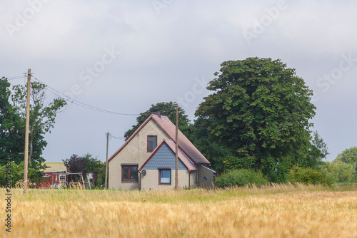 Wohngebäude, altes Einfamilienhaus an einem Feld, Imsum, Niedersachsen, Deutschland
