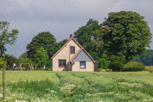 Wohngebäude, altes Einfamilienhaus an einem Feld, Imsum, Niedersachsen, Deutschland