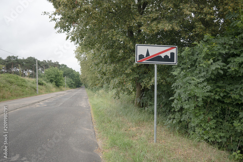 Billede på lærred Sign indicating the end of the town.