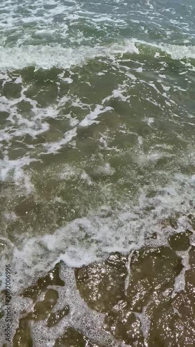 Onde del mare sul bagnasciuga