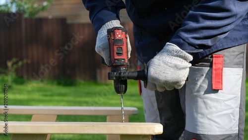 Cuadro en lienzo Builder worker using cordless hammer drill