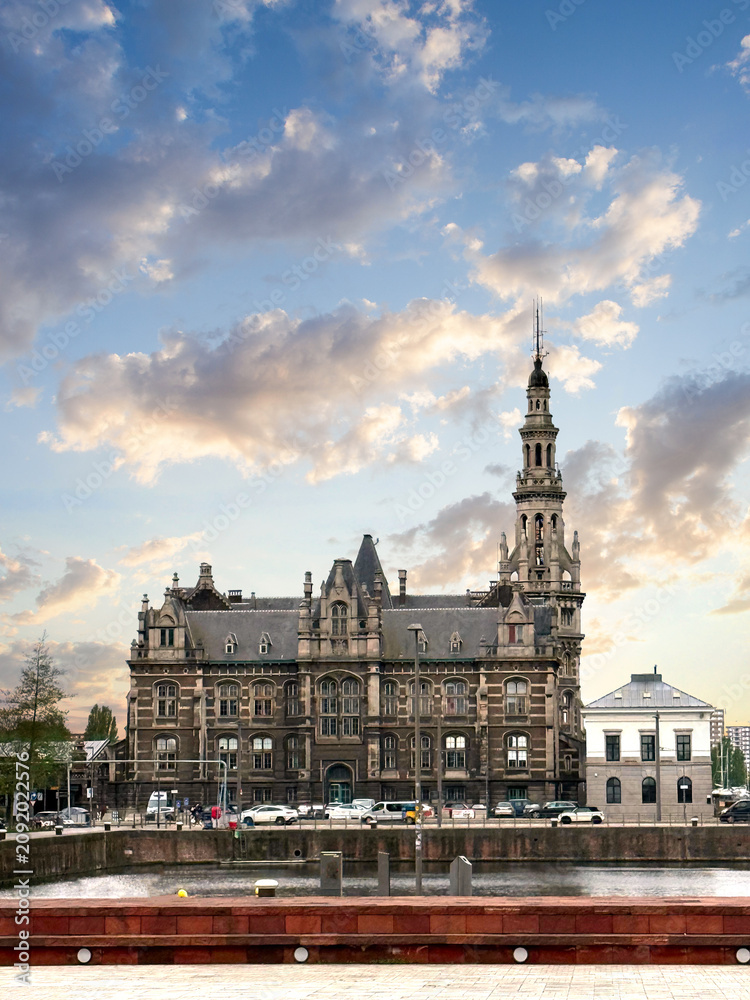 Obraz premium Antwerp Palace in Port during sunset