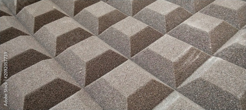 Foto Grey pyramid-shaped acoustic foam panels for sound dampening and studio acoustic treatment