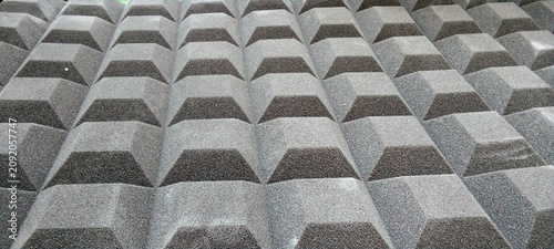 Foto Grey pyramid-shaped acoustic foam panels for sound dampening and studio acoustic treatment